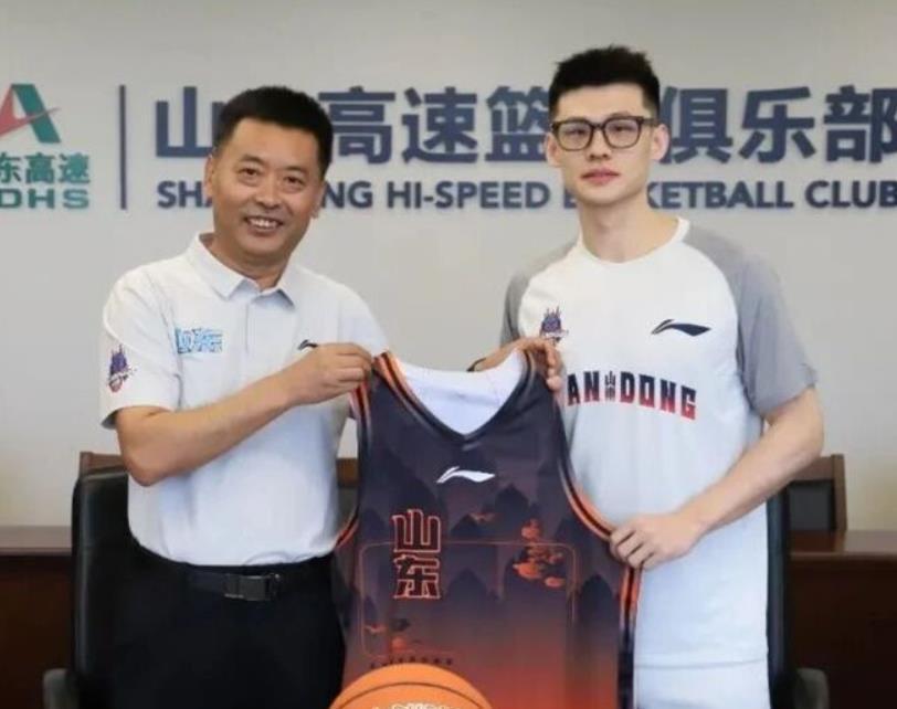王岚嵚与同曦队解约加盟山东队,洛夫顿不满上海男篮离队