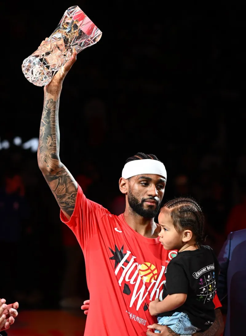 NBA官方晒照为尼基尔-亚历山大-沃克庆生