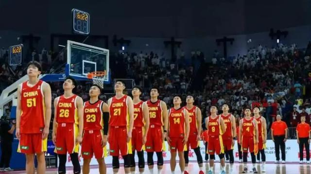 日本男篮狂胜53分登顶，中国男篮绝杀保命，最大差距在NBA球星出勤