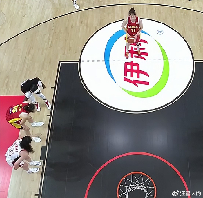 中国女篮29-49不敌美国女篮,半场落后20分差距巨大