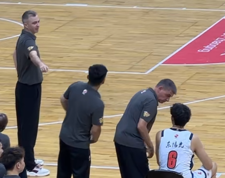 广东宏远热身赛86-80力克深圳男篮，新帅罕见暴怒，徐杰仅得7分