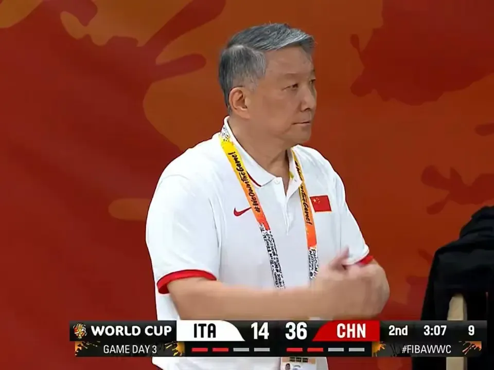 宫鲁鸣调整战术中国女篮大胜意大利20分 苏群：网暴者该道歉