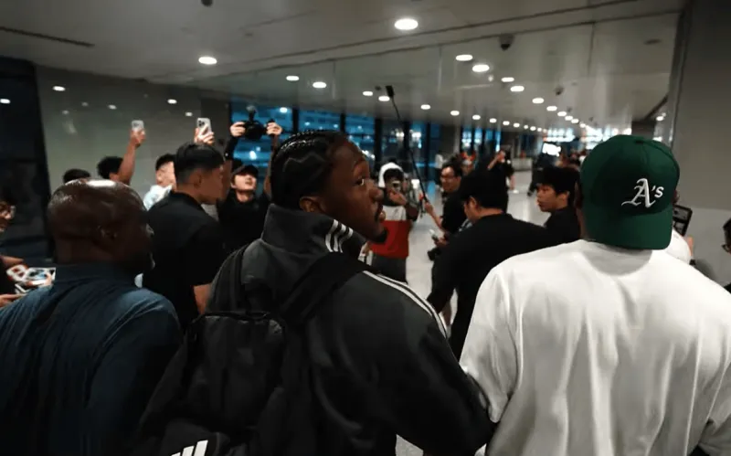 杰伦-威廉姆斯：中国球迷接机场面震撼，去年甚至有人翻围栏