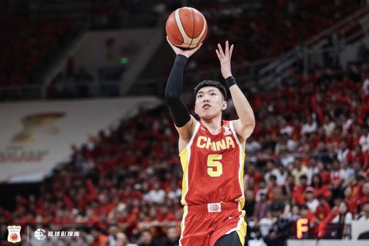 廖三宁半场15分正负值+15 中国男篮46-29领先巴林