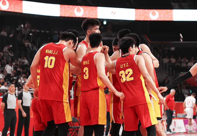 亚运会：廖三宁23分李悦洲18分，中国男篮105-59大胜巴林