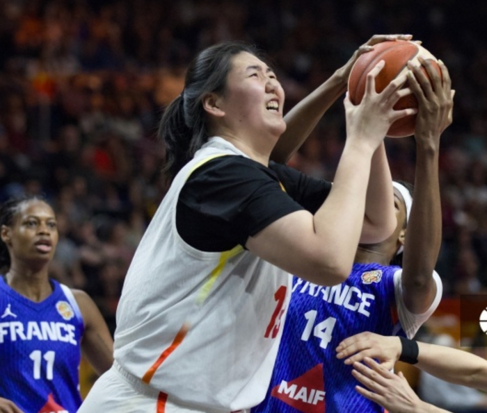 女篮世界杯：张子宇封盖对手核心，法国中锋感叹从未被如此压制