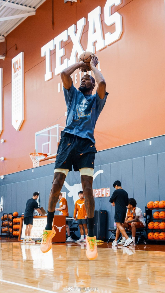 NBA官方转发！杜兰特重回母校训练 比牛角手势尽显独一档气质