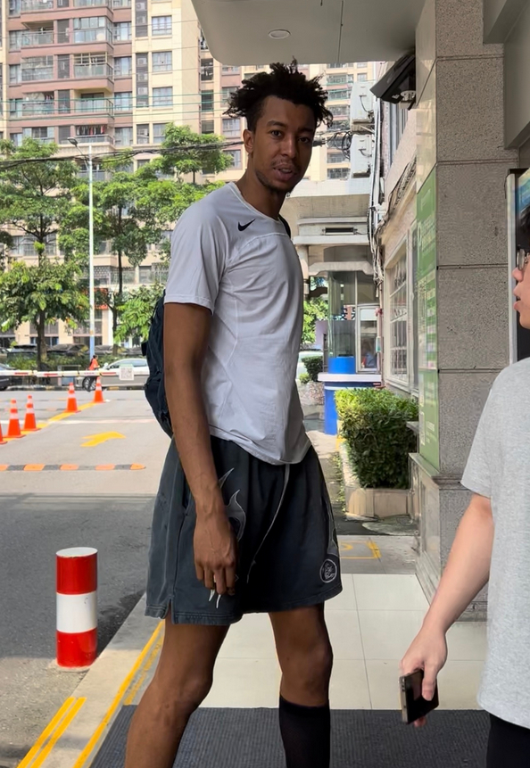 摩西·布朗抵达广州龙狮，徐昕赴美征战NCAA，三外援齐整
