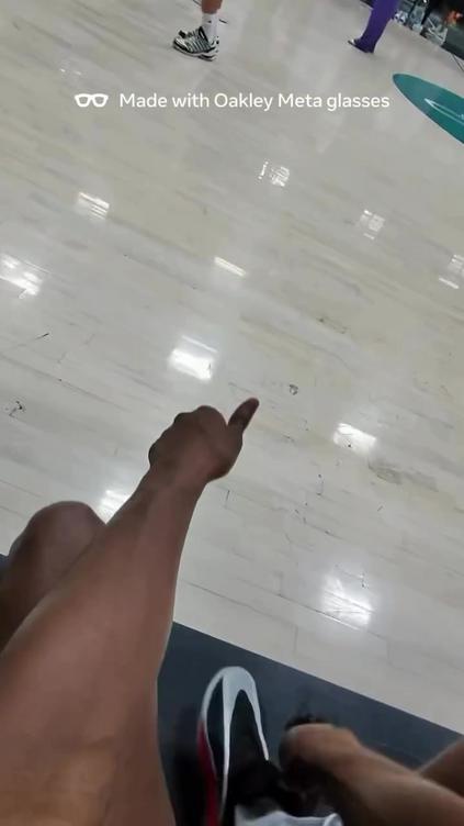 76人球员VJ·埃奇库姆使用智能眼镜录制投篮训练视频