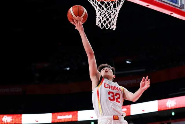 中国男篮87-78晋级四强 胡明轩末节2+1李悦洲37分钟防核心