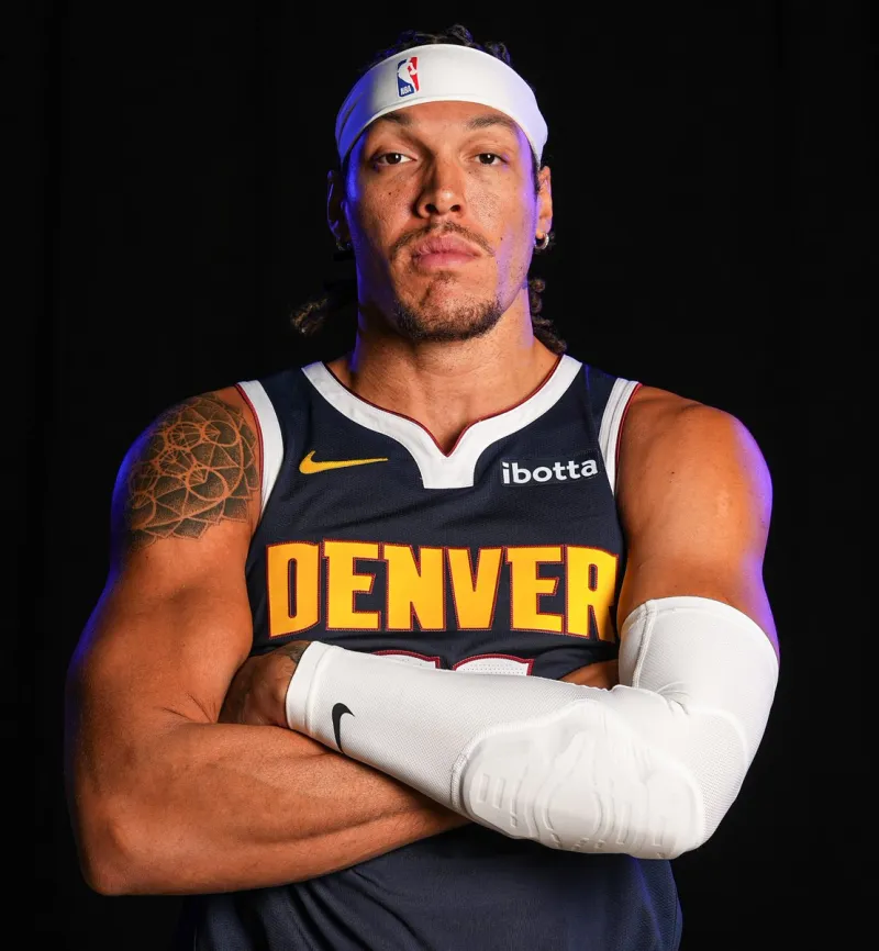 NBA官方晒照为阿龙-戈登庆生，掘金球员31岁生日快乐