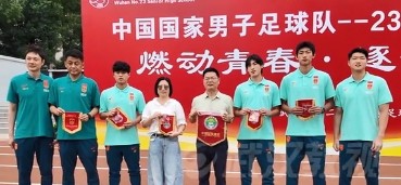 国足走进武汉23中推广校园足球，17岁小将赵松源寄语逐梦少年