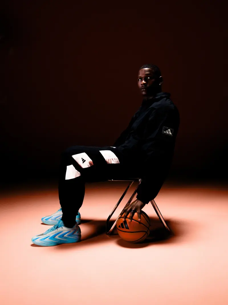 爱德华兹第三代签名战靴发布在即,Adidas晒宣传照