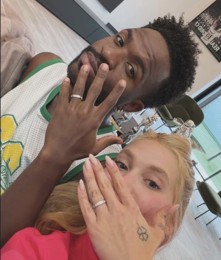 维尼修斯女友晒无名指戒指照，疑似订婚