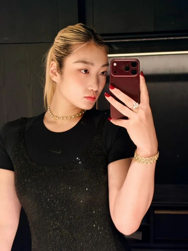 女篮球员李梦晒新手机自拍：确定！就是这抹红！