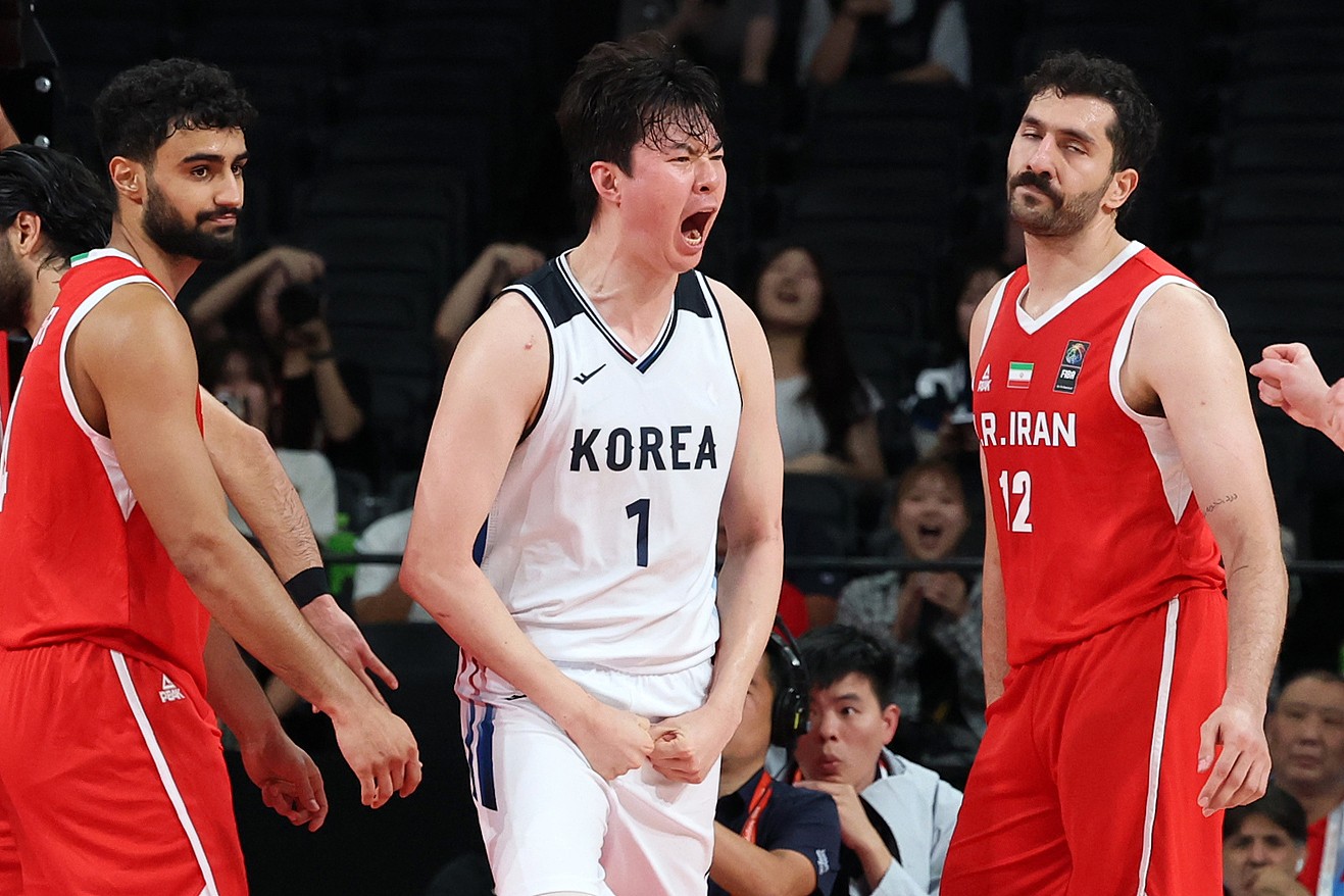 韩国男篮77-51大胜伊朗男篮晋级决赛 李贤重砍26+14