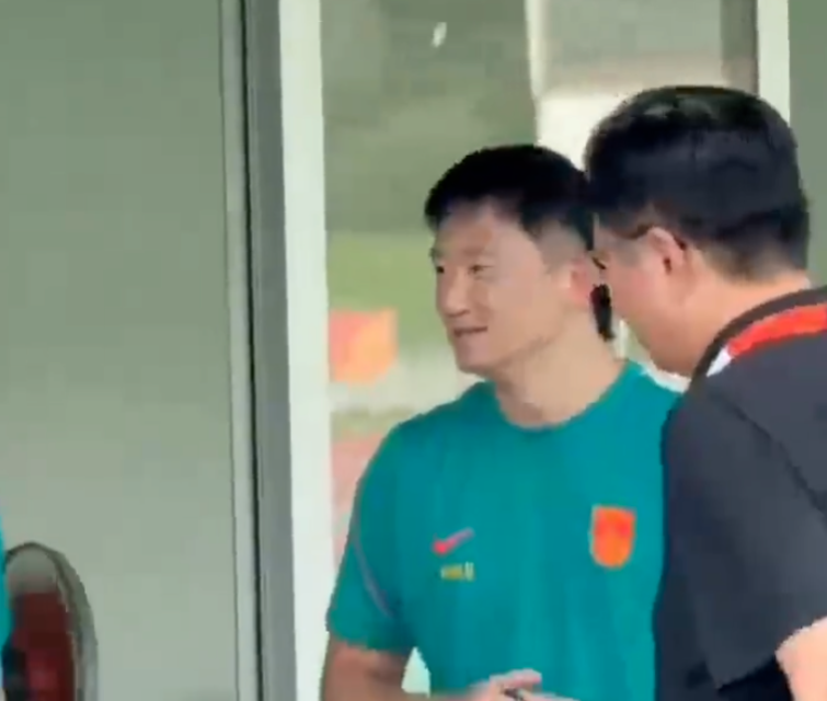 足协主席宋凯探班国足亚运队，对首战2-1逆转表现满意