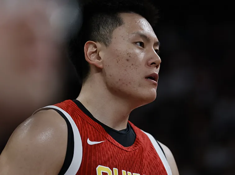 李弘权半场13分钟贡献6分6篮板1助攻 中国男篮30-49落后日本男篮