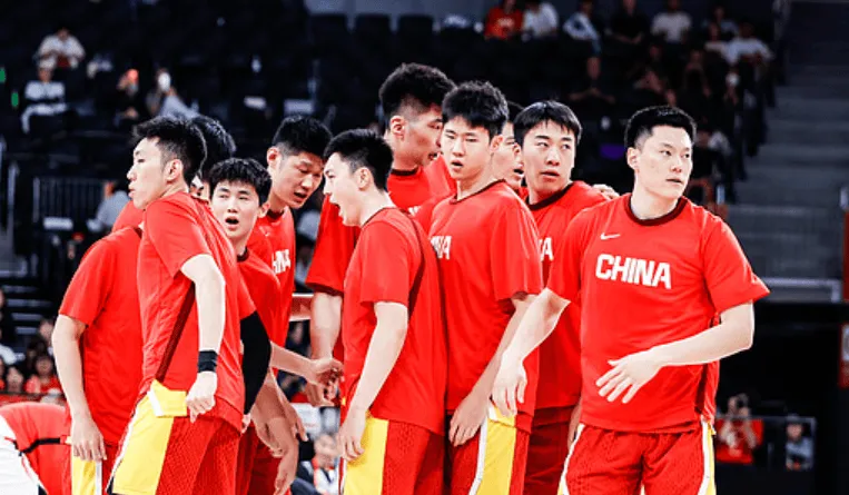 中国男篮半场落后19分 媒体人:防守策略令人困惑