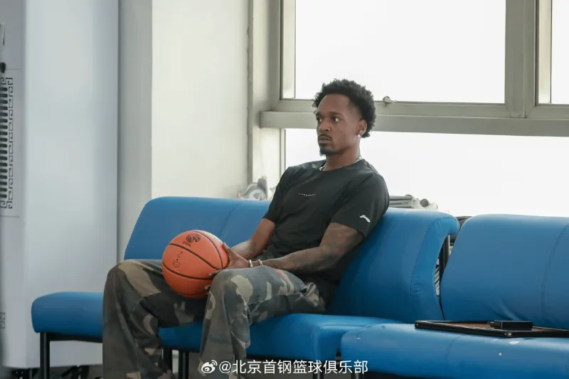 北京男篮发布巴里-布朗训练照：欢迎布朗到队