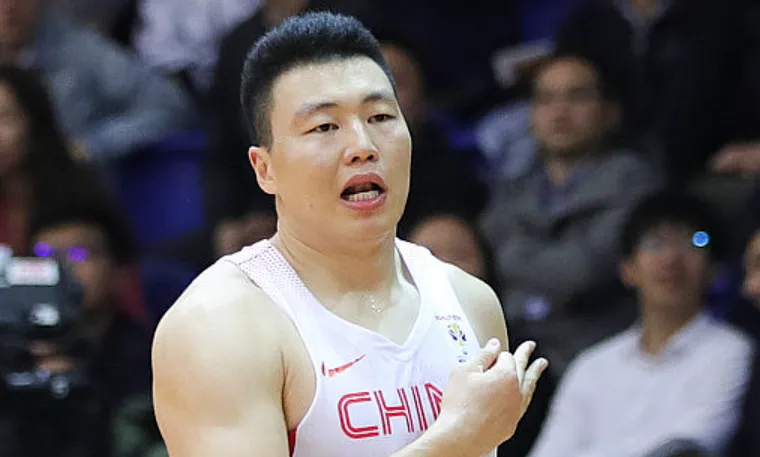 李根：打日本男篮的比赛我要是在场上，我高低得撂倒一个
