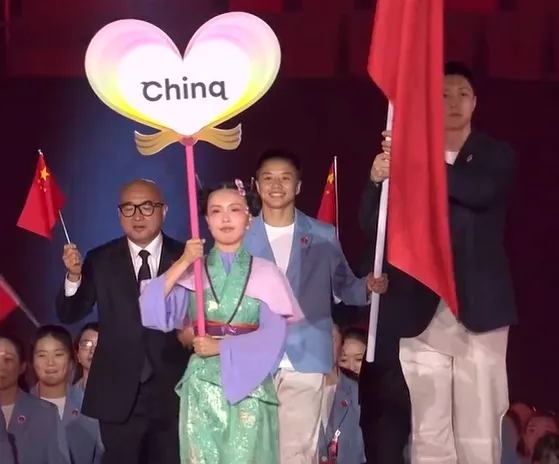 2026年亚运会中国代表团入场：胡明轩吴愉担任旗手，815人参赛