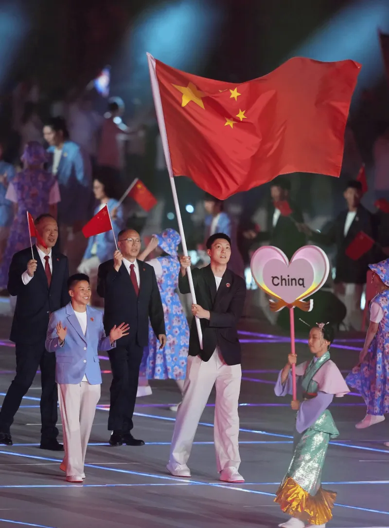 广东男篮分享胡明轩担任亚运会开幕式旗手照：继续战斗，为中国健儿加油