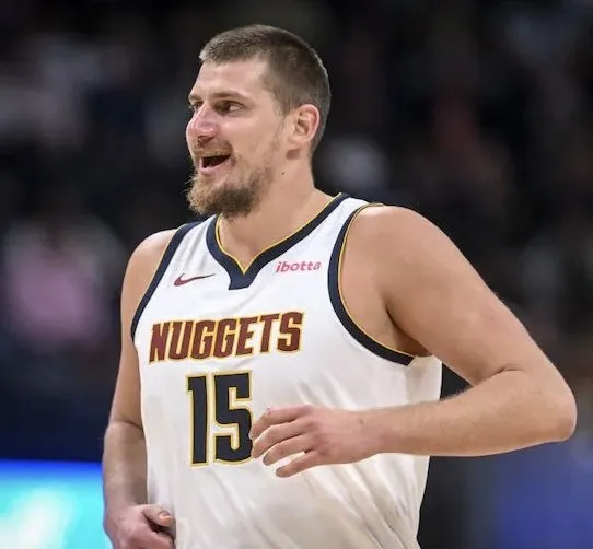 NBA历史球员单赛季2000分1000板500助次数：约基奇4次第一