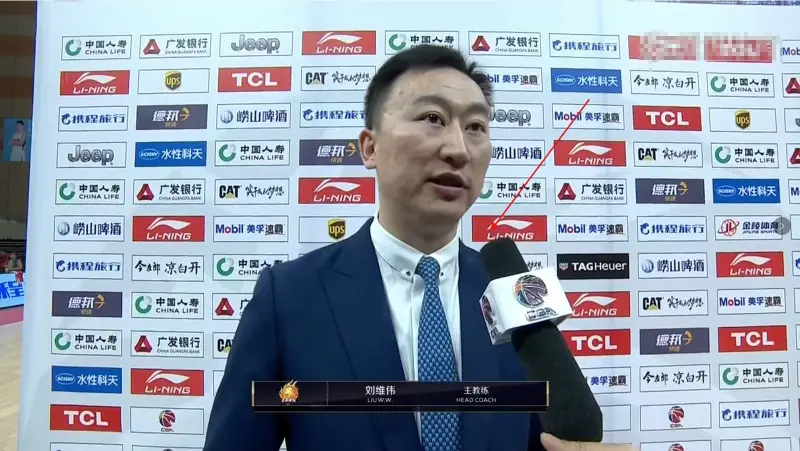 CBA教练杨鸣杜锋被质疑，哼草成新焦点