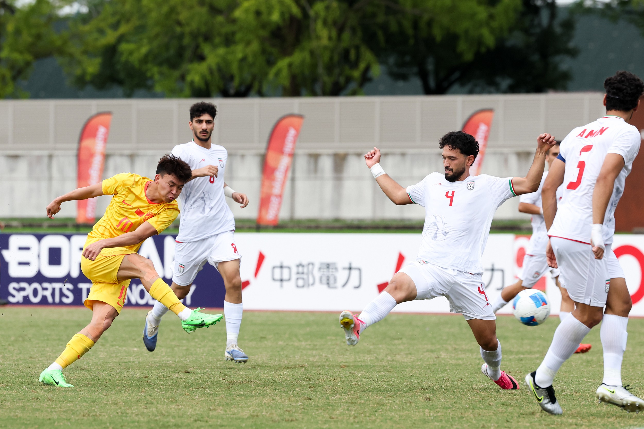 亚运男足小组赛：中国U230-0伊朗U23，吴曦凌空斩中楣，张玉宁失良机
