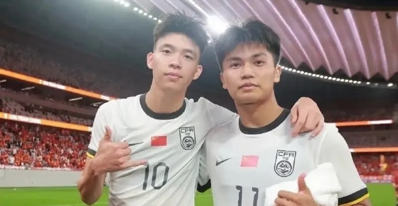 亚运男足球衣配色引发讨论：白黑配色像亚洲德国队