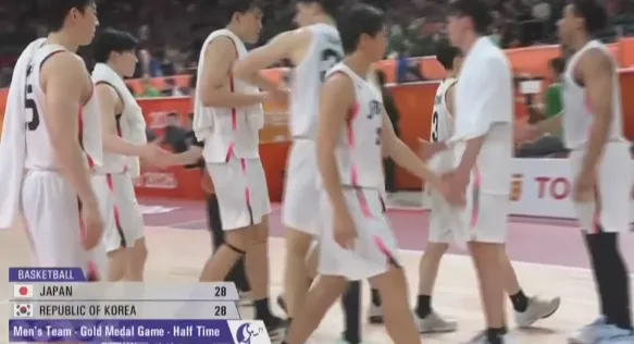 亚运会男篮金牌赛日本男篮半场28-28韩国男篮 金近廉10分