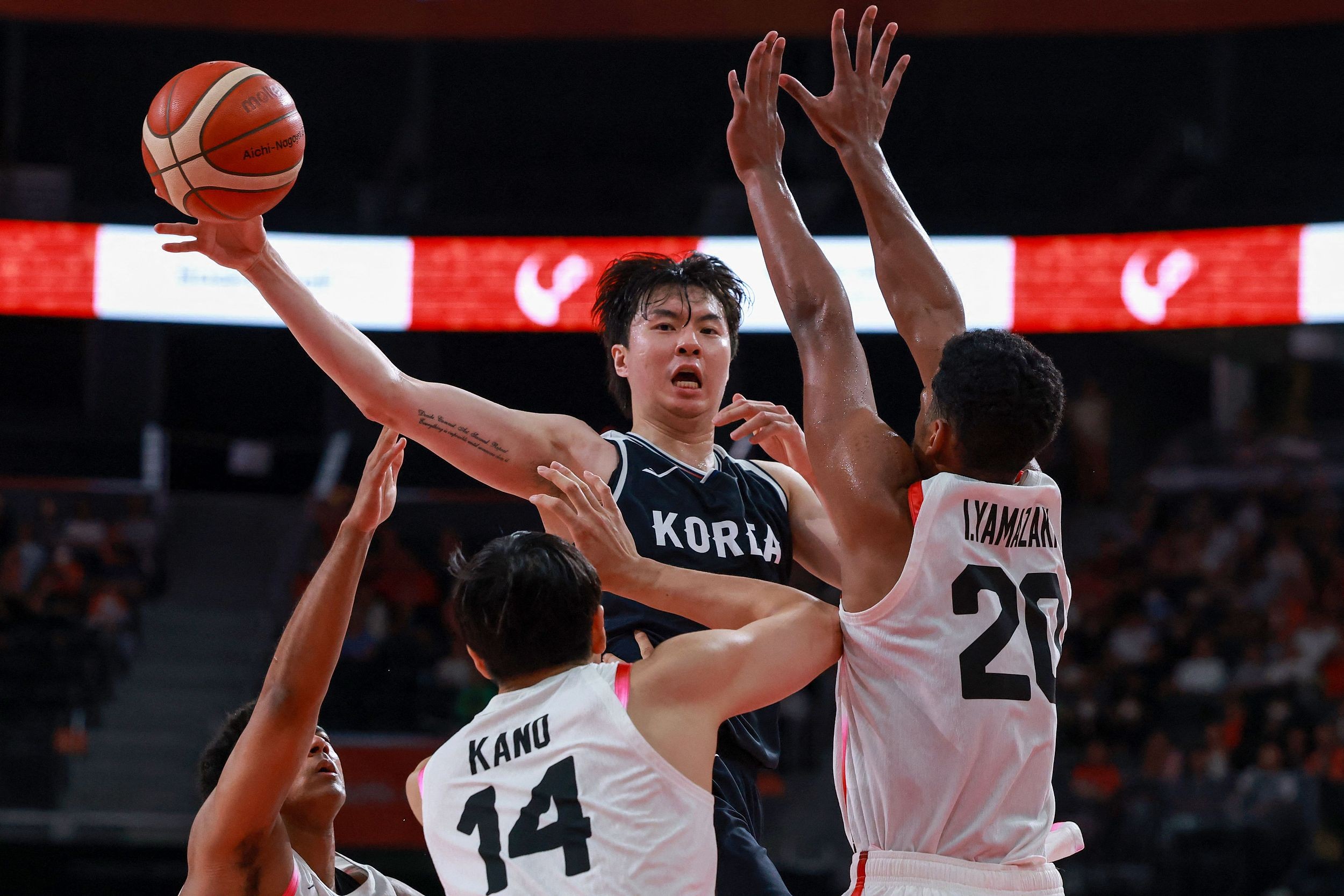 韩国男篮67-57击败日本夺亚运会金牌，李贤重27分18板