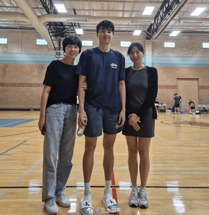 媒体人:李贤重母子成韩国首位亚运篮球夺金母子