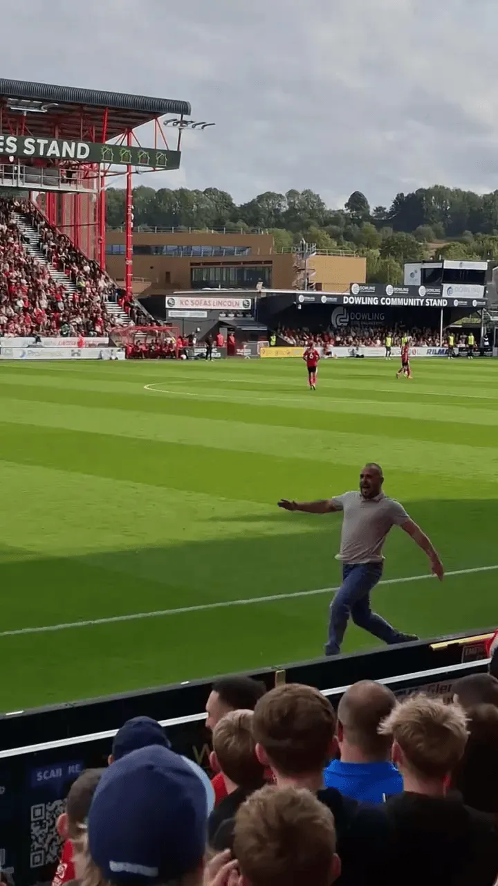 英冠林肯城主场球迷挑衅安保人员被控制，比赛1-2负于斯旺西