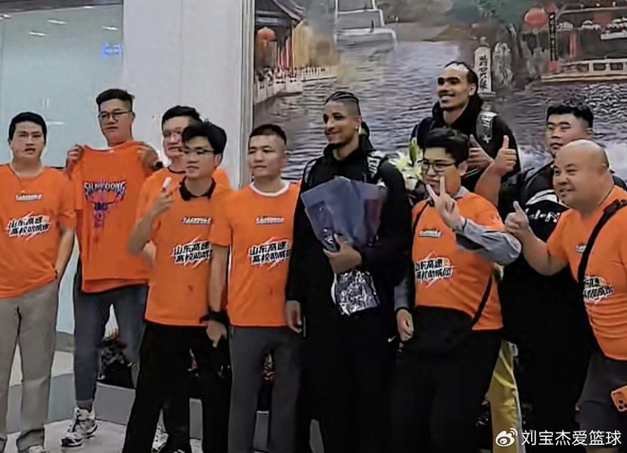 山东男篮备战倒计时：外援昨夜落地济南，清晨伏案安排体测