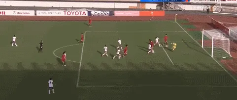 中国女足1-0菲律宾,王妍雯头球后蹭破门