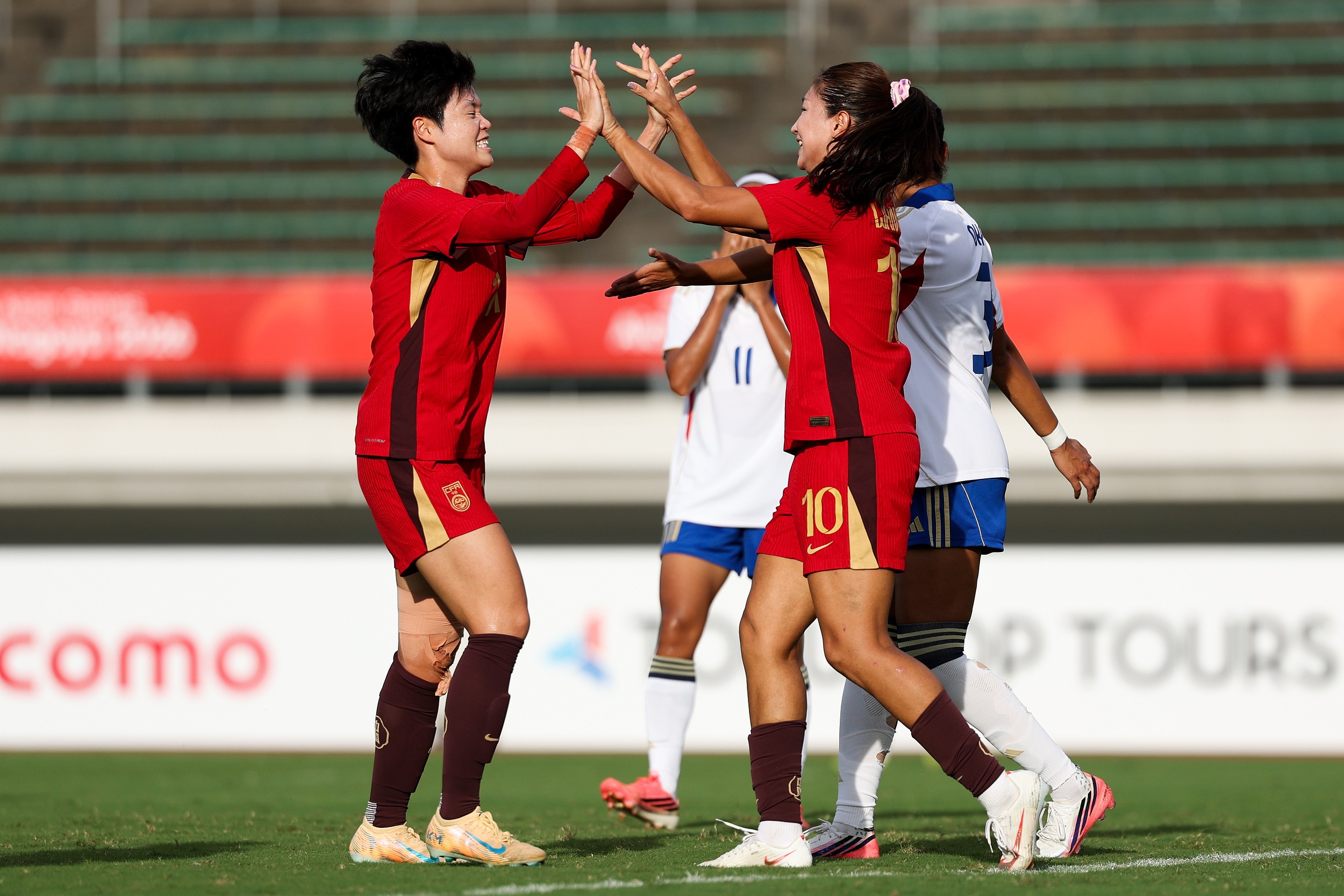 中国女足5-1菲律宾女足头名出线，王妍雯戴帽，陈巧珠破门