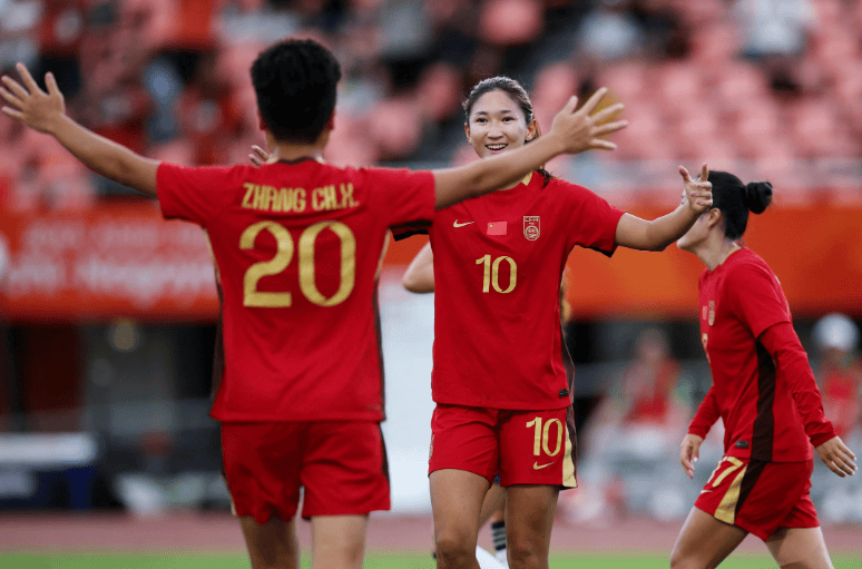 王妍雯戴帽助中国女足5比1大胜菲律宾,晋级八强避开日本