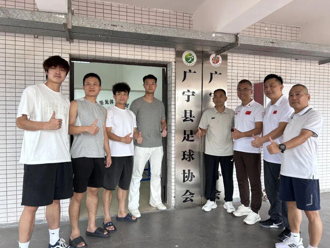 肇庆队卫冕村超全国赛冠军，主教练黄友彬到访广宁共话足球发展