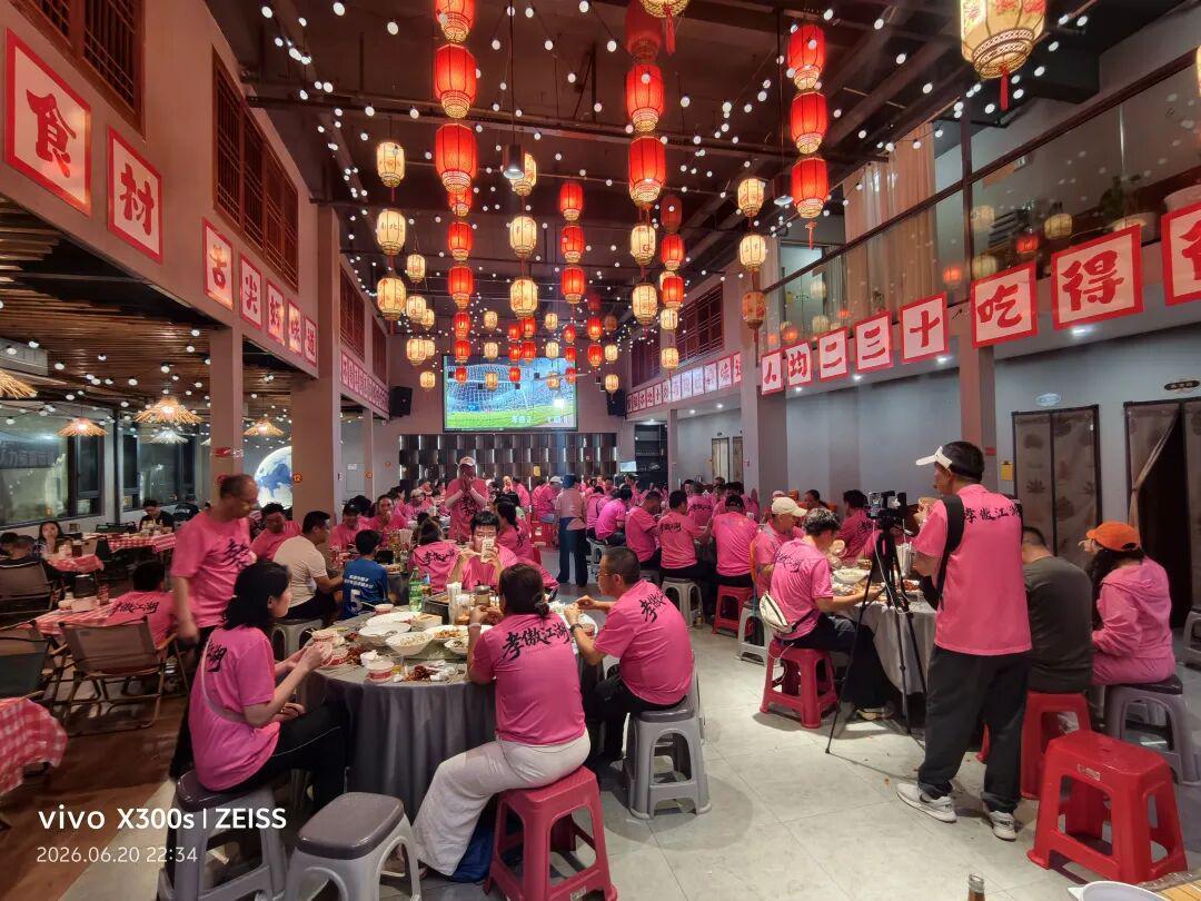 安陆乡超球迷赛后涌向烧烤城,看球吃串成标配