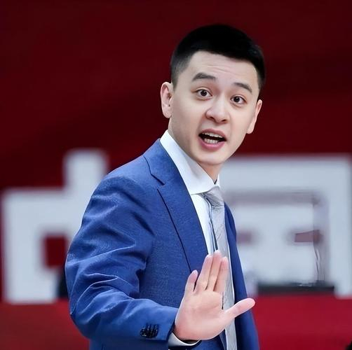杨鸣现身洲际杯推荐官岗位，将与郭艾伦联手推动中国篮球发展