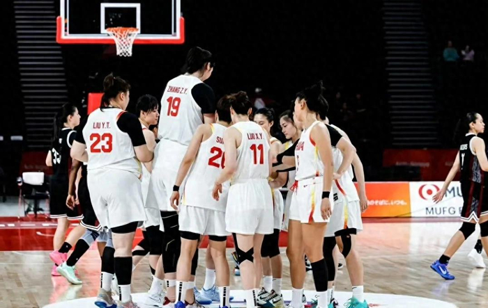 中国女篮69分大胜印尼，杨舒予表现亮眼，宫鲁鸣谈淘汰赛目标