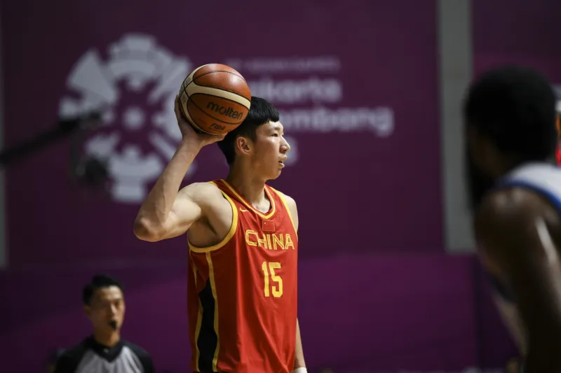 周琦愿出战亚运会遭郭士强拒绝，媒体人曝其因未参加夏训被排除