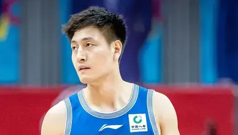 区俊炫14分13篮板2盖帽，香港金牛71-66击败福建男篮