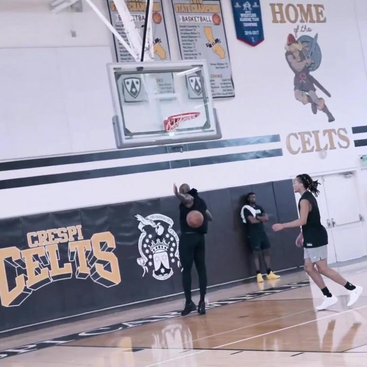 詹姆斯训练赛4局19中11！NBA Memes晒集锦：他在这场野球局上打爆全场