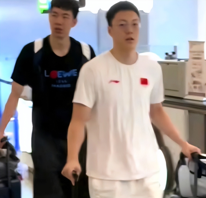 广东宏远三国手归队,萨姆纳续约引关注,新大外锁定索恩·梅克