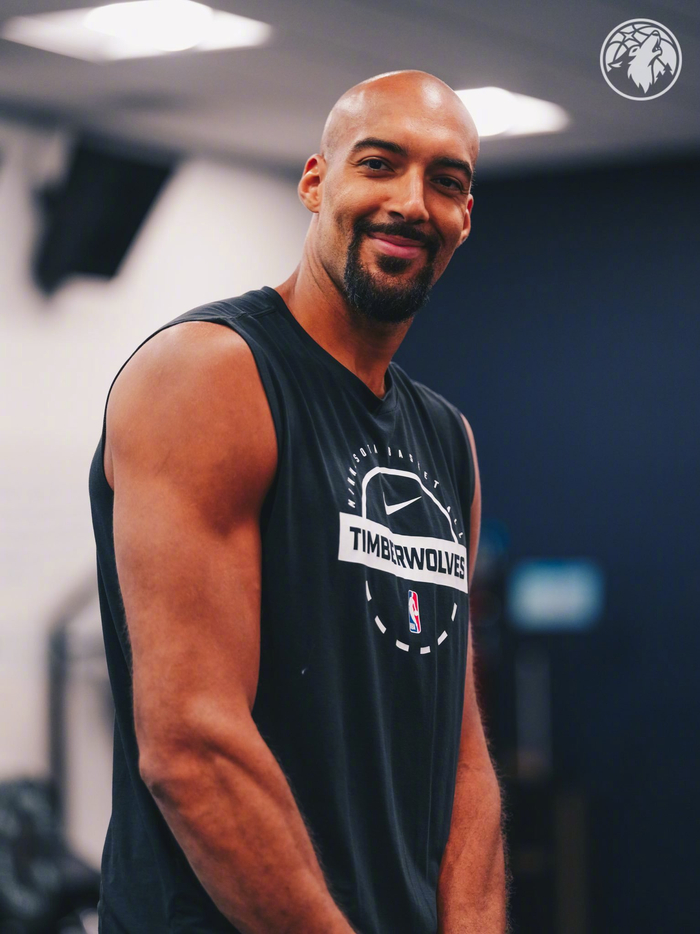 戈贝尔新造型引热议 NBA球员普遍短发长须