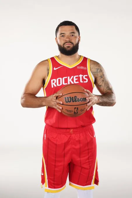 NBA官方晒范弗利特定妆照:期待其2024-25赛季重返赛场