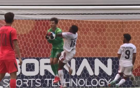 李昊出击抱球遭对方前锋冲撞 中国U23男足vs阿联酋U23男足亚运小组赛